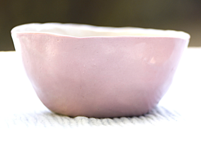 Bol en grès rose pour sauna facial et masque visage