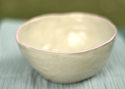 Bol en grès beige et liseret rose pour sauna facial et masque visage
