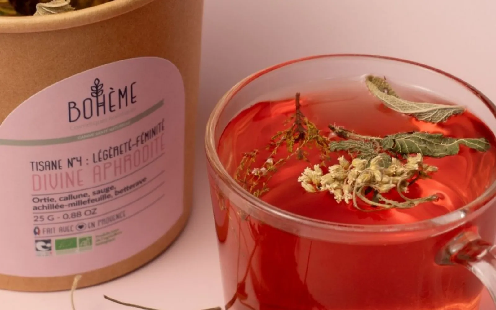 Tisane bio Divine Aphrodite infusée dans une tasse en verre